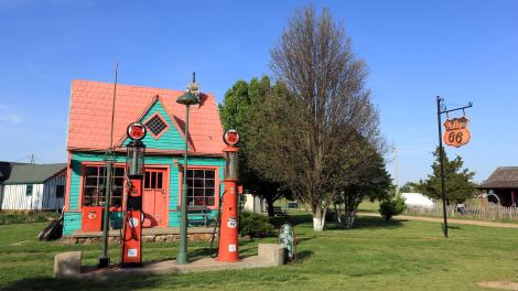 Antigua gasolinera en Red Oak II