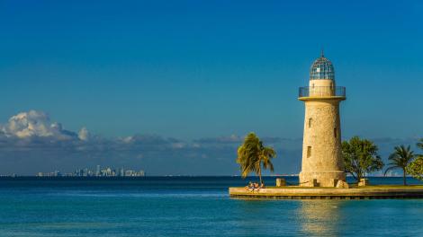 Desde Boca Chita Lighthouse (Faro de Boca Chita), mira la línea del horizonte de Miami desde Biscayne Bay (Bahía Vizcaína)