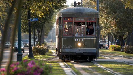 在路易斯安那州新奥尔良搭乘有轨电车展开景点观光