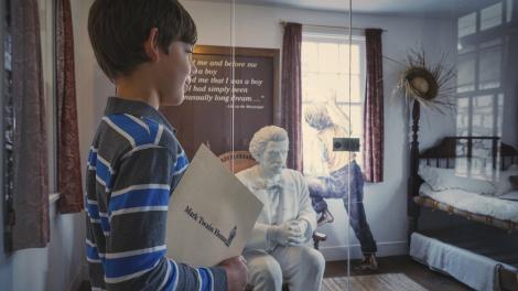 Un niño visita Mark Twain’s Boyhood Home & Museum