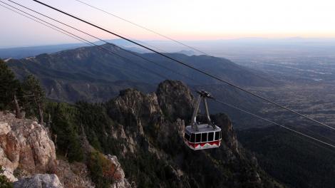 Vista panorámica del Sandia Tram en su ascenso por una empinada ladera