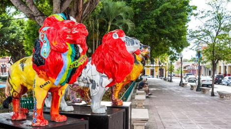Statues de lions colorées sur la Plaza Las Delicias