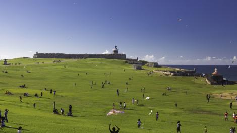 Pique-nique et cerf-volant par une belle journée à El Morro