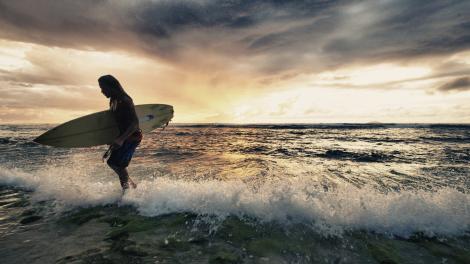 Surfeur après une journée passée au creux des vagues