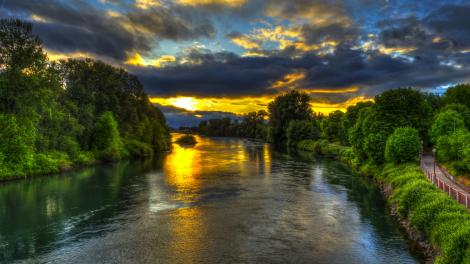 Estudio en contraste con el Willamette River Bike Path