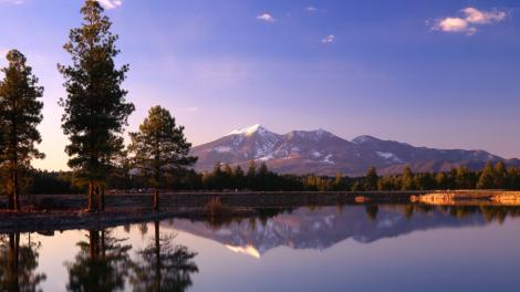 Vista de las montañas tras un impresionante lago