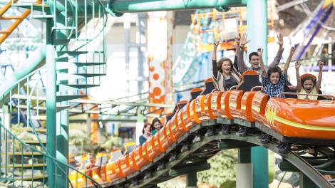 Diversión familiar en la montaña rusa Pepsi Orange Streak en Nickelodeon Universe