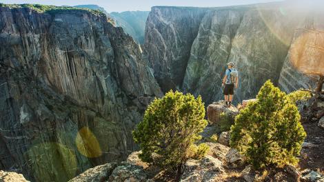 健行探索峽谷深處