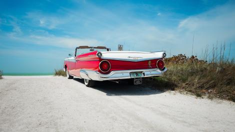 Autos antiguos y cielos azules en una hermosa playa en St. Pete/Clearwater, Florida
