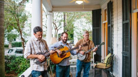 Músicos em uma festa na varanda em Charleston