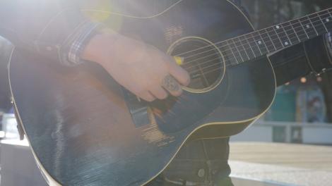 Guitariste à l’œuvre dans une rue de Houston, au Texas Guitariste à l’œuvre dans une rue de Houston, au Texas