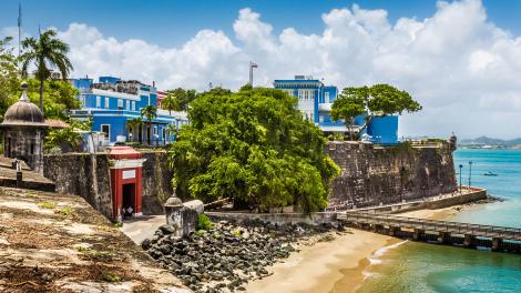 Casas de colores alegres en el puerto de San Juan