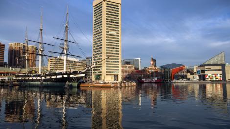 O USS Constellation, o World Trade Center Institute e o National Aquarium no Inner Harbor de Baltimore