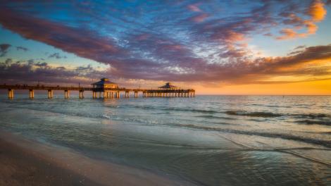 Cálido atardecer en el muelle de Fort Myers Beach