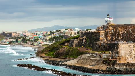 Castillo San Felipe del Morro et Castillo San Cristóbal de part et d’autre des bâtiments colorés du vieux San Juan