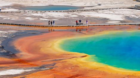 Les couleurs chatoyantes du Grand Prismatic Spring au sein du Yellowstone National Park, Wyoming