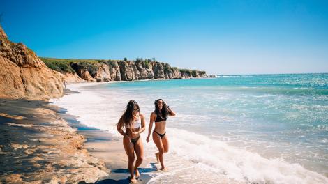 Promenade sur la plage de sable noir de Vieques