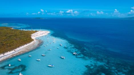 Voiliers le long de la côte de Cayo Icacos, une île faisant partie de La Cordillera Nature Reserve