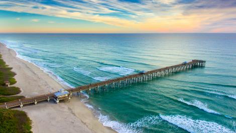 Un hermoso día en el Juno Beach Pier
