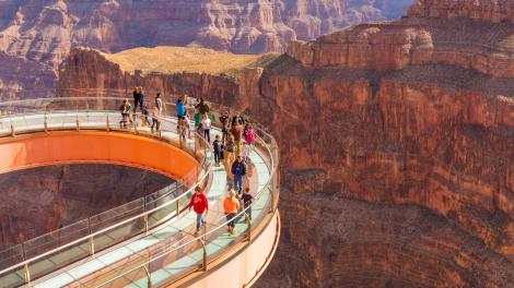 Der Grand Canyon Skywalk mit einem Boden aus Glas bietet Besuchern eine atemberaubende Aussicht