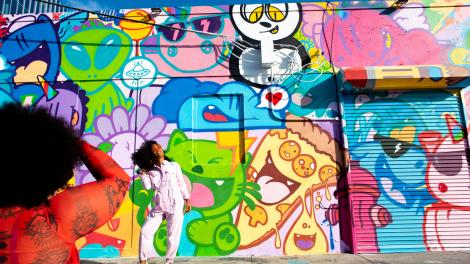 Posando frente al arte callejero del distrito creativo de Wynwood