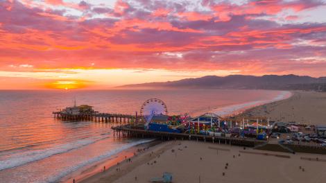 Atemberaubender Sonnenuntergang über dem Pazifik am Santa Monica Pier