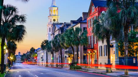 Rangée de maisons colorées dans une rue historique de Charleston, Caroline du Sud