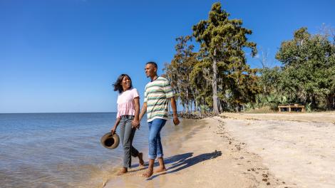 Promenade sur la plage au Fontainebleau State Park à Mandeville, en Louisiane