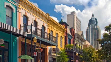 阿拉巴马州莫比尔市中心历史悠久的多芬街，色彩缤纷的建筑林立街头