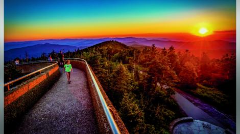 Traumhafter Sonnenuntergang über dem Clingman's Dome im Great Smoky Mountains-Nationalpark in der Nähe von Gatlinburg