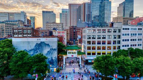 Der Chinatown Park in Boston, Massachusetts, im Abendlicht
