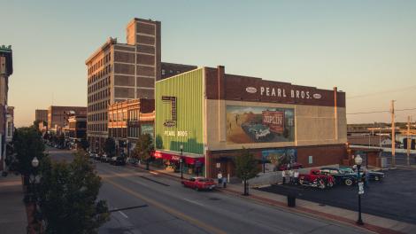 Homenajes artísticos a la Carretera Madre en el Route 66 Mural Park en Main Street