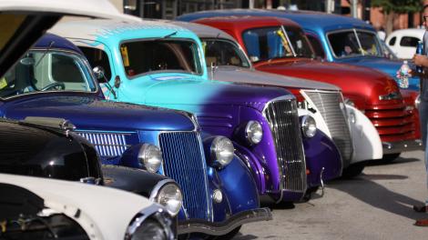 Automóviles clásicos en el International Route 66 Mother Road Festival en Springfield, Illinois