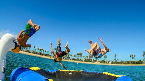 ミッションベイにあるウォータートランポリン