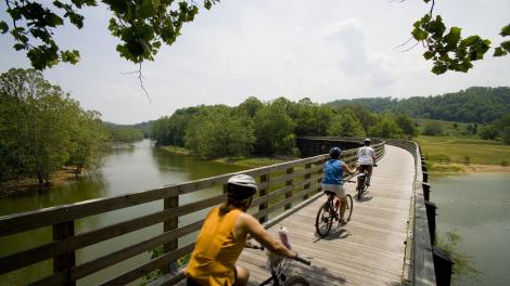 バージニアクリーパートレイルで水上のボードウォークをサイクリング