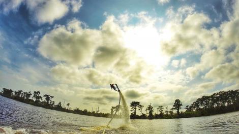 A adrenalina de andar de flyboard no Rio Tchefuncte em Northshore, Nova Orleans.