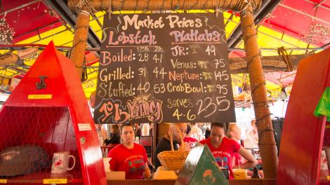 前往马萨诸塞州的海鲜休闲餐厅，品尝新鲜美味的龙虾