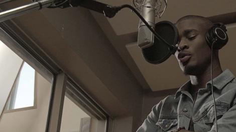 현지 스튜디오에서 레코딩 중인 애틀랜타 출신의 랩 뮤지션 캠 제임스