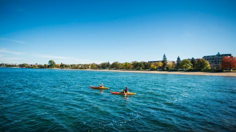 划皮艇沿着密西根湖东岸游览是欣赏密歇根州迷人风光的理想方式