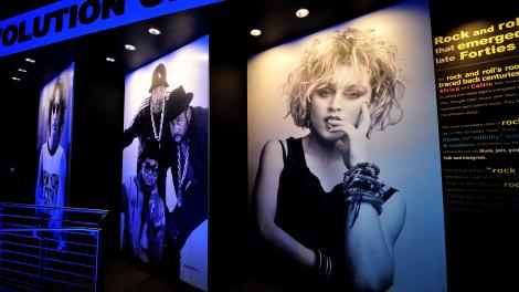 Recorrido por las exhibiciones dentro del Rock & Roll Hall of Fame en Cleveland, Ohio Recorrido por las exhibiciones dentro del Rock & Roll Hall of Fame en Cleveland, Ohio