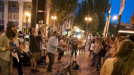 All the Apparatus se presenta en la calle en Portland, Oregón All the Apparatus se presenta en la calle en Portland, Oregón