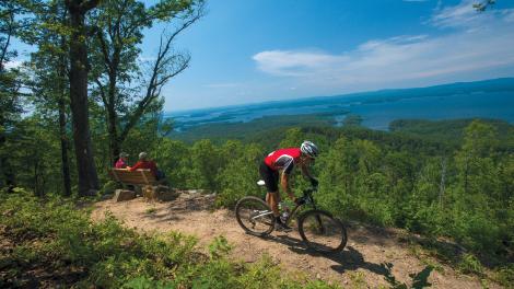 Radfahrer auf dem Lake Ouachita Vista Trail in Arkansas