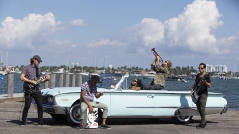 Xperimento, una banda multicultural cuya música transita por varios géneros, posando frente al mar en Miami, Florida Xperimento, una banda multicultural cuya música transita por varios géneros, posando frente al mar en Miami, Florida