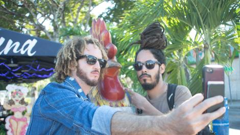 Los miembros Xperimento tomándose una selfi con la escultura de un gallo en el barrio Little Havana de Miami Los miembros Xperimento tomándose una selfi con la escultura de un gallo en el barrio Little Havana de Miami