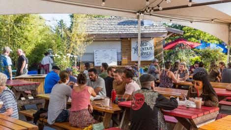 Cena en el carrito de comida Cartopia en Portland, Oregón Cena en el carrito de comida Cartopia en Portland, Oregón
