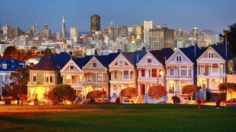 カリフォルニア州サンフランシスコのアラモスクエアの有名な家並み「ペインテッドレディ」 カリフォルニア州サンフランシスコのアラモスクエアの有名な家並み「ペインテッドレディ」