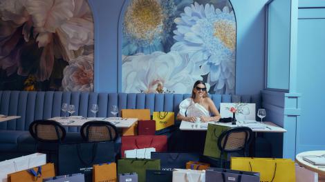 加利福尼亚州科斯塔梅萨的南海岸广场，身边围绕着缤纷购物袋的购物者