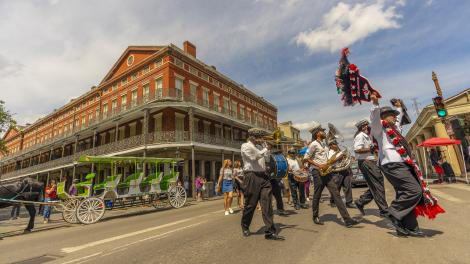 루이지애나주 뉴올리언스의 프렌치 쿼터를 지나는 세컨드 라인 퍼레이드 행진