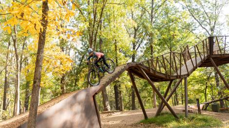 Ciclismo en Coler Mountain Bike Preserve en Bentonville, Arkansas