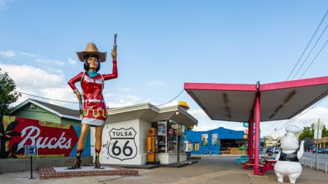 Una estatua de la vaquera cósmica Stella Atom en el exterior de la tienda Buck Atom’s Cosmic Curios en la Ruta 66 de Tulsa, Oklahoma